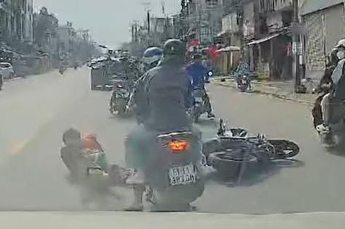 Xe chở hàng cồng kềnh khiến 3 người trên xe máy ngã xuống đường