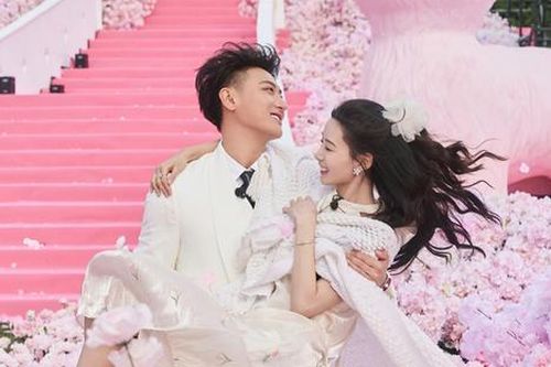 Chủ tịch và nàng thơ đã có con sau 5 ngày cầu hôn?