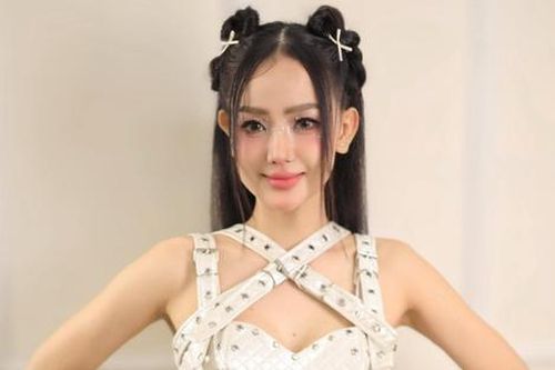 Một cặp đôi Vbiz vừa công khai hẹn hò, đàng gái được khen xinh như Jang Nara