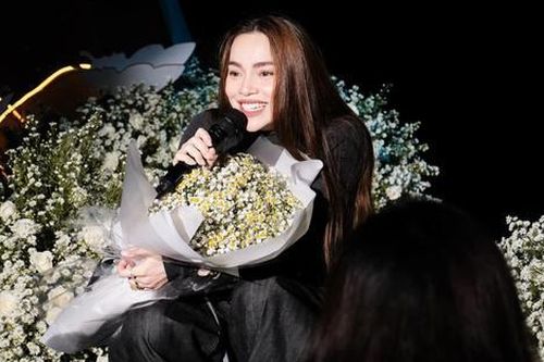 Đêm nhạc Hồ Ngọc Hà gặp sự cố, khán giả lập tức yêu cầu một điều