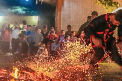 Độc đáo lễ hội Nhảy lửa của người Pà Thẻn