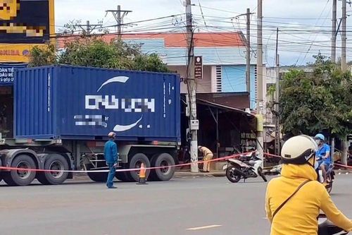 Tạm giữ lái xe container tông chết hai dì cháu