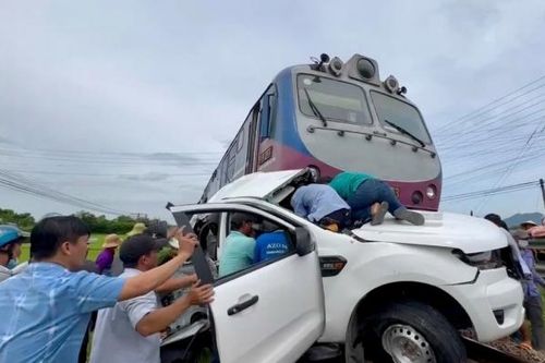 Bình Thuận: Thông tin mới nhất vụ xe bán tải va chạm với tàu hỏa khiến một người tử vong