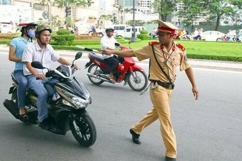 Quy định mới về người điều khiển xe máy chở người ngồi sau, buộc kiểm định khí thải