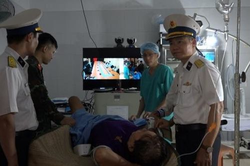 Cấp cứu kịp thời ngư dân bị nạn tại Trường Sa
