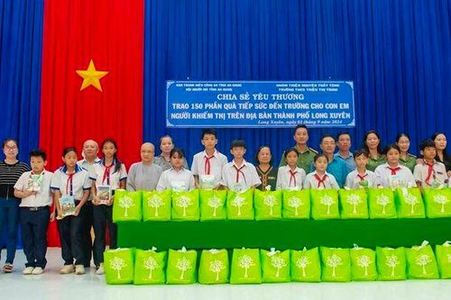 Trao 150 phần quà tiếp sức đến trường cho con em người khiếm thị ở TP. Long Xuyên