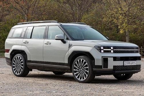 Hyundai Santa Fe giảm giá mạnh trước thềm ra mắt phiên bản mới