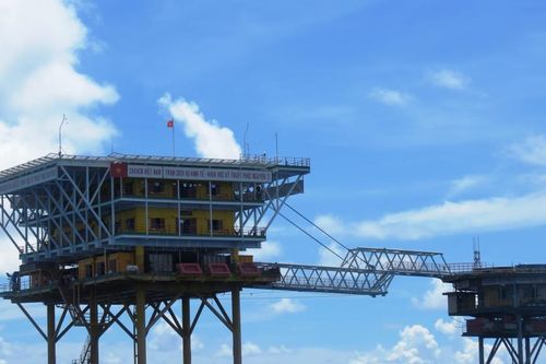 Tình người giữa biển khơi