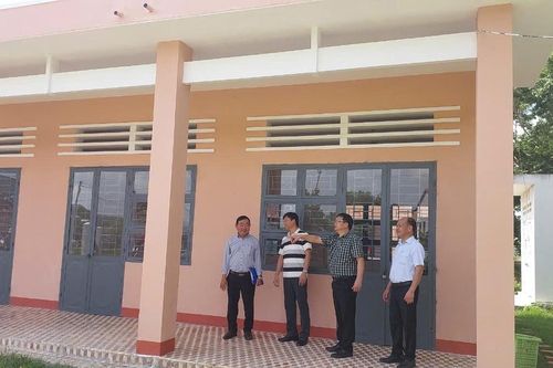 Bàn giao các điểm trường học và tặng quà thôn 5 xã Pờ Tó