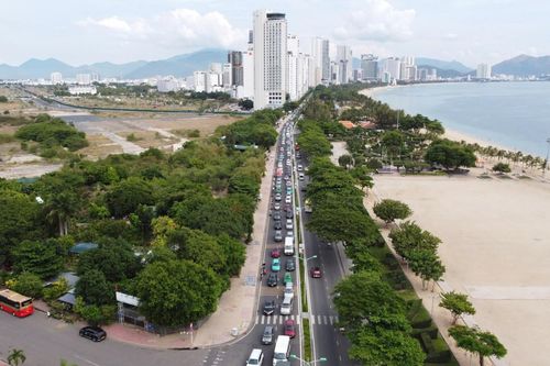 Du khách đổ về trung tâm Nha Trang, đường Trần Phú ùn tắc