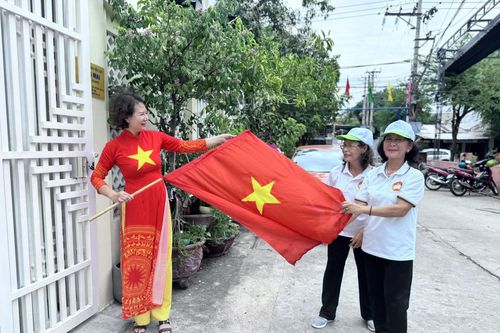 Mặt trận phường Phước Long tổng vệ sinh môi trường, tuyên truyền treo cờ Tổ quốc chào mừng ngày Quốc khánh
