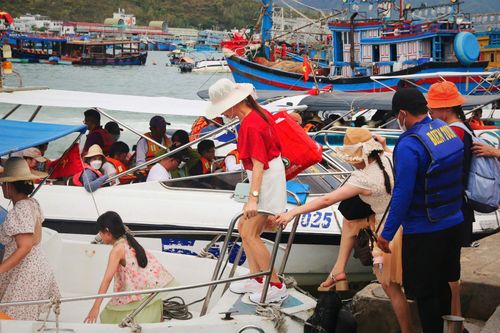 Hàng chục ngàn du khách đến tham quan, nghỉ dưỡng ở Khánh Hòa
