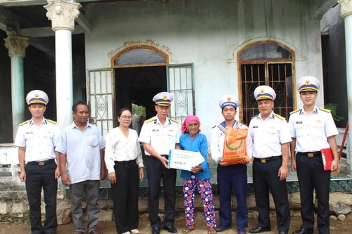 Lữ đoàn 957 thăm, tặng quà gia đình chính sách xã Cam Thịnh Tây