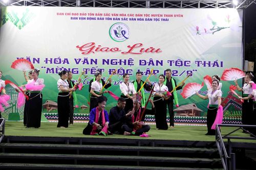 Giao lưu văn hóa văn nghệ dân tộc Thái mừng Tết Độc lập