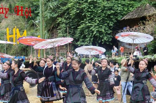 Tưng bừng Ngày hội văn hóa bản Mông