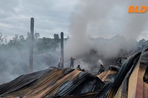Cháy lớn thiêu rụi kho chứa dầu nhớt cùng nhiều xe ô tô
