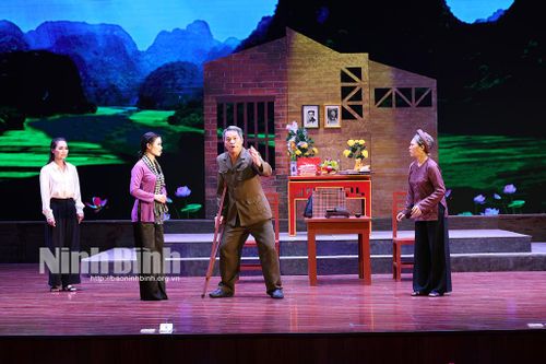 Biểu diễn vở chèo 'Hương Tràm'