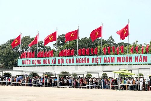Hàng nghìn người dân vào lăng viếng Bác dịp lễ Quốc khánh