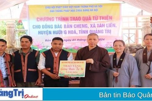 Trao hơn 100 triệu đồng tiền quà cho người dân và trường học huyện Hướng Hóa và Đakrông