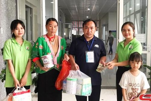 Trao quà cho các bệnh nhi đang điều trị tại Bệnh viện Đa khoa tỉnh