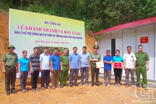 Bàn giao nhà cho gia đình bị ảnh hưởng thiên tai tại xã Lam Vỹ