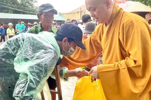 Các tự viện, nhà hảo tâm hỗ trợ xây nhà tình thương và tặng quà đến những gia đình khó khăn