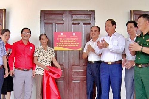 Lập Thạch (Vĩnh Phúc): Trao nhà chữ thập đỏ cho hộ nghèo ở xã Vân Trục
