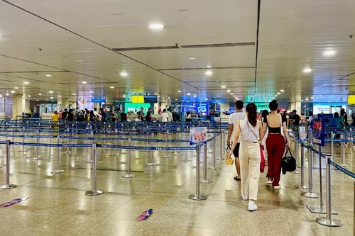 Hình ảnh thông thoáng tại sân bay Tân Sơn Nhất và Nội Bài ngày 1/9