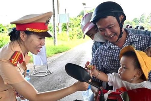 Xua tan mệt mỏi khi nhận chai nước mát lạnh, viên kẹo ngọt ngào
