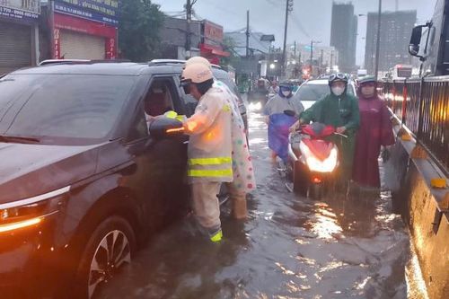 Mưa kéo dài làm nhiều tuyến đường ngập sâu, CSGT dầm mình giúp dân trong mưa