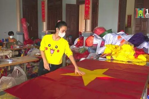 Ngôi làng gần 80 năm giữ nghề may cờ Tổ quốc