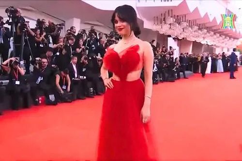 'Chị Tư' Jenna Ortega cùng dàn sao hạng A mở màn Venice 2024