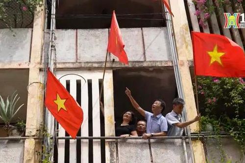 Treo cờ Tổ Quốc đón Tết Độc lập