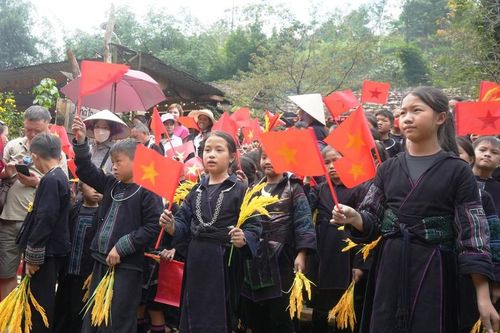 Đồng bào dân tộc Mông bản Cát Cát mừng Tết độc lập