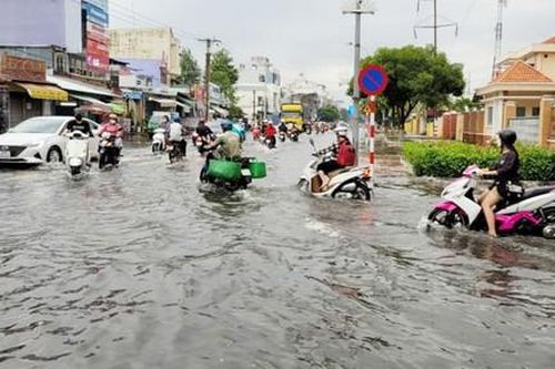 Nhiều tuyến đường ở TP.Tân An ngập nặng sau mưa