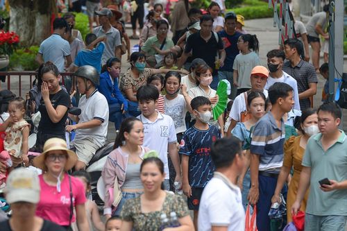 Người dân các tỉnh đổ về tham quan, vườn thú Thủ đô chật cứng người