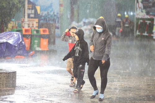 Người dân TP.HCM dầm mưa, đội nắng đi chơi lễ 2/9