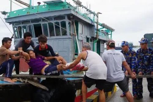 Cứu ngư dân gặp tai nạn đứt gần lìa chân ở Trường Sa