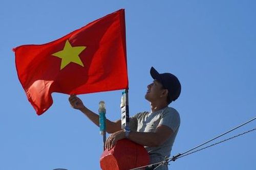 Ngư dân vươn khơi, bám biển cùng cờ Tổ quốc