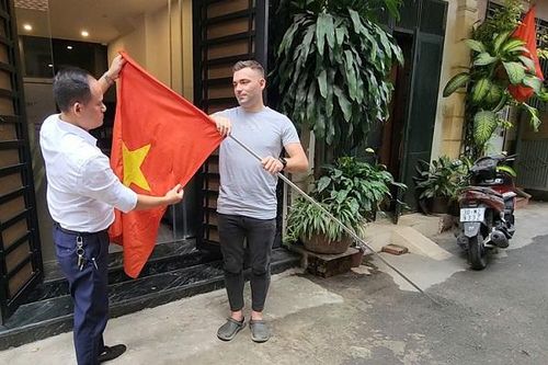 Người nước ngoài treo cờ đỏ sao vàng chào mừng ngày Quốc khánh
