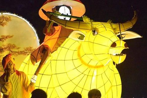 Đèn lồng Trung thu khổng lồ tỏa sáng lung linh tại Làng cổ Đường Lâm