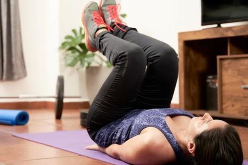 4 bài tập cần tránh khi bị đau mỏi cổ