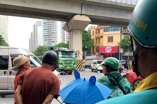 Va chạm với xe 'hổ vồ', 2 người đi xe máy thương vong