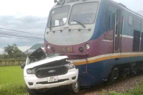 Tài xế xe ô tô tử vong sau khi bị tàu hỏa kéo lê 200m