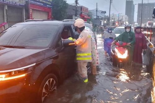 Ngày nghỉ lễ thứ 2, nhiều tuyến đường ở TPHCM ngập sâu sau cơn mưa lớn