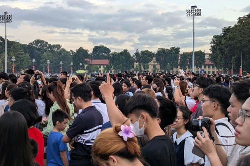 Hàng nghìn người cùng hát Quốc ca khi dự lễ thượng cờ sáng 2-9 tại Hà Nội