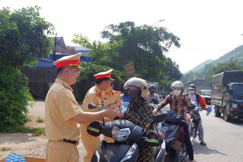 CSGT Thái Nguyên phát nước miễn phí tiếp sức cho người về quê nghỉ lễ