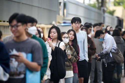 Giới trẻ TP.HCM xếp hàng uống cà phê bệt sáng 2/9