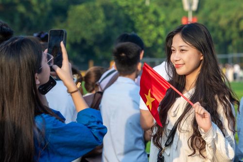 Phố trung tâm Hà Nội đông như trảy hội ngày Tết Độc lập
