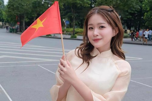 Chao diện áo dài, Khánh Vy đội nón lá đón Quốc khánh 2/9